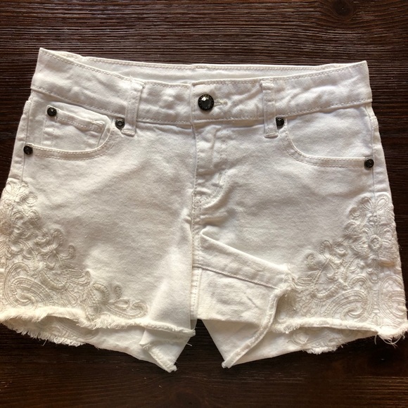 Cache White Jean Shorts with Embroidery - Picture 12 of 13